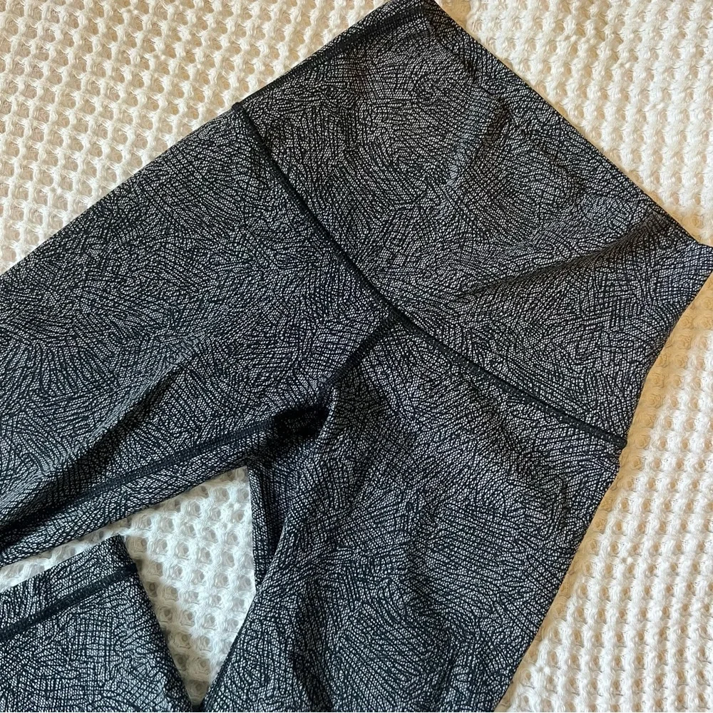 Lululemon Wunder Under Crop (Hi-Rise) 21" in Line Up White Black - Picture 4 of 5